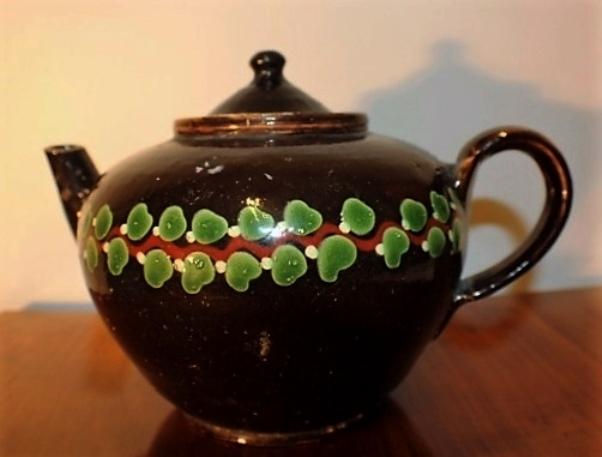 Teekanne, aus Ton, mit Henkel und Bemalung, rund, bauchig, Dekoration, antik #1594