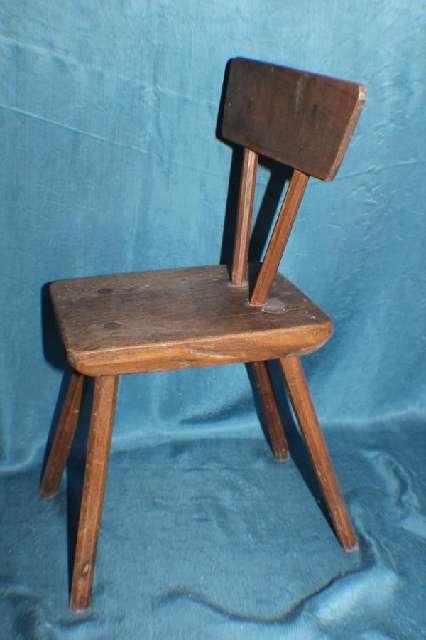Stuhl, bäuerlicher Biedermeier Brettstuhl, Puppenstuhl, Kinderstuhl um 1900, Nussbaum #4338