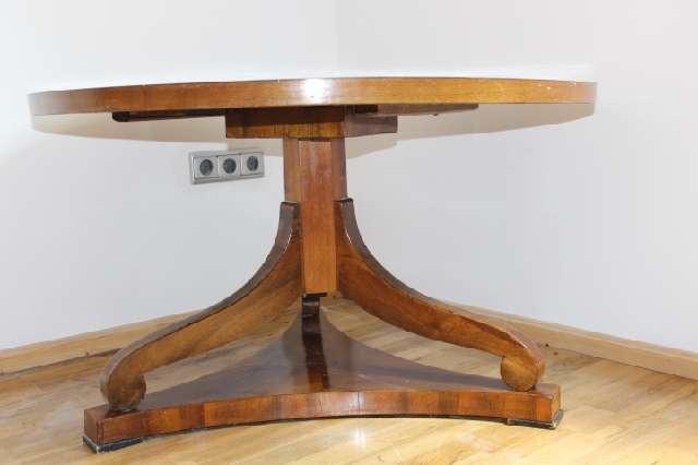 Tisch, rund, Biedermeier, 3-füßiger Mittelfuß, Nussbaum  #6038