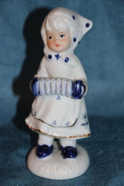 Skulptur, Figur aus Porzellan, kleines Mädchen spielt Zieharmonika, 20. Jh. #5182
